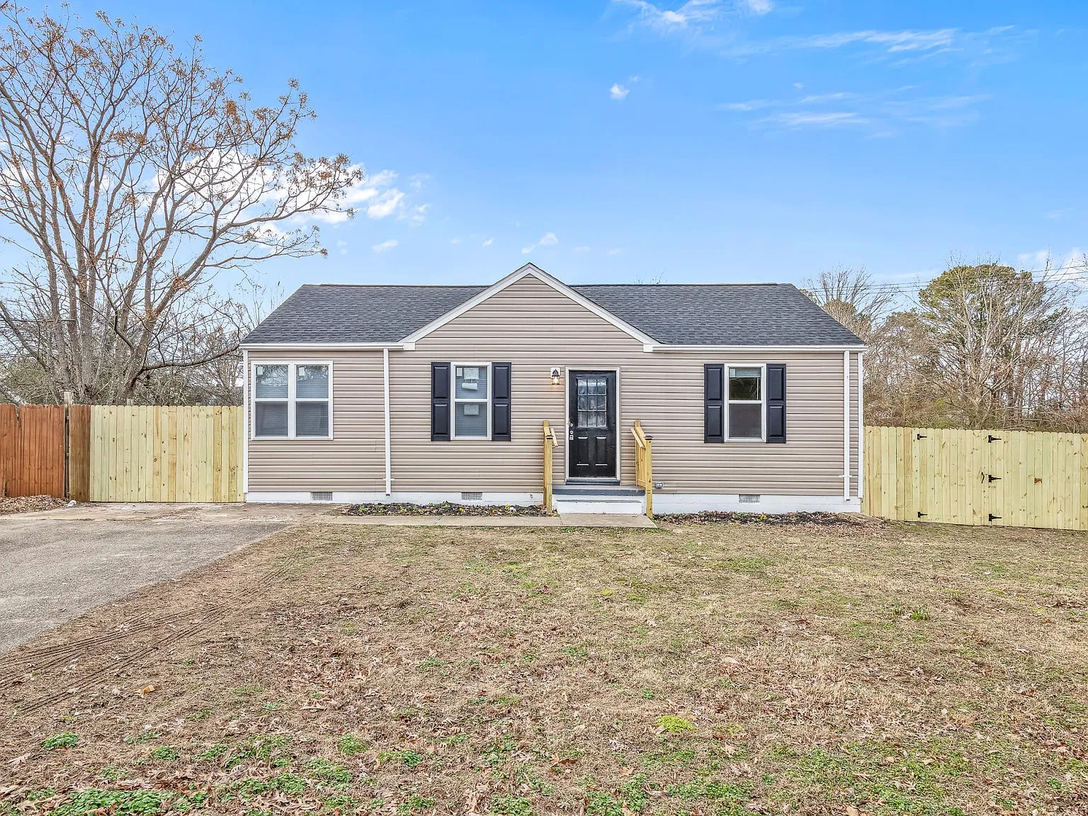 3 bed, 1.5 bath, 1064 sqft, $2,000 — Photo 1
