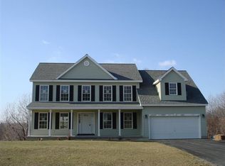 17 Lindsay Dr, Troy, NY 12180