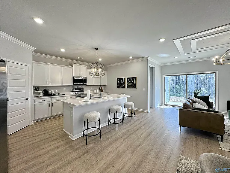 4 bed, 1938 sqft, $2,000 — Photo 2