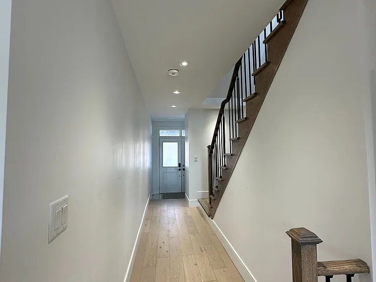 63 Holyrood Cres — Photo 11