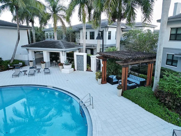 The Hamptons at Palm Beach Gardens Apartments — Photo 21