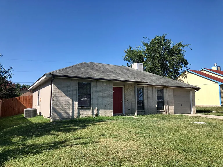 2206 Hemlock Dr — Photo 3