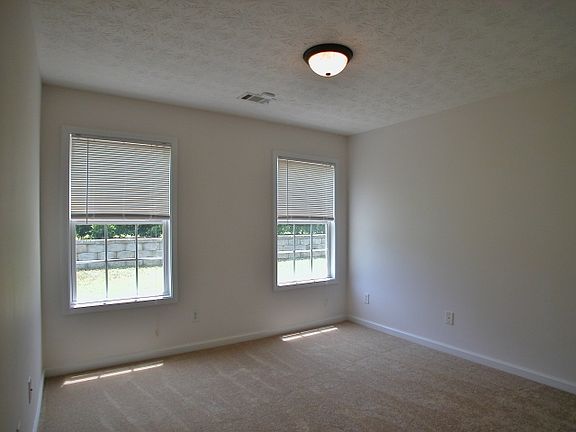 5th image of 2400 Oakland Ln