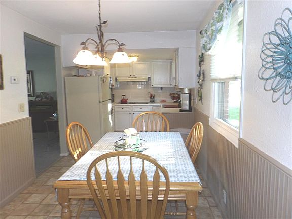 5th image of 2213 S Webster Dr