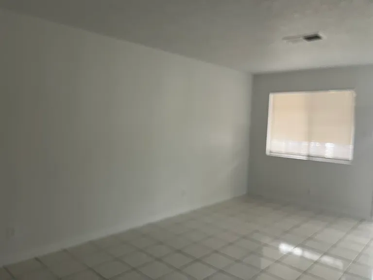 Renovated, Large UNM Area 2 Bed Apt w/ Washer / Dryer and Private Yard — Photo 16