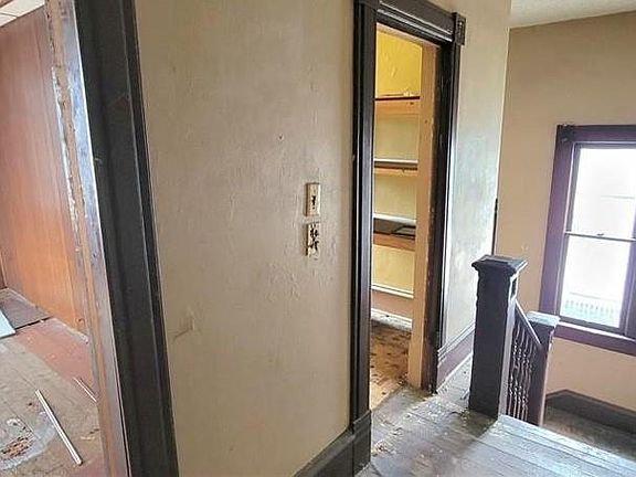 3rd image of 519 W Elm St