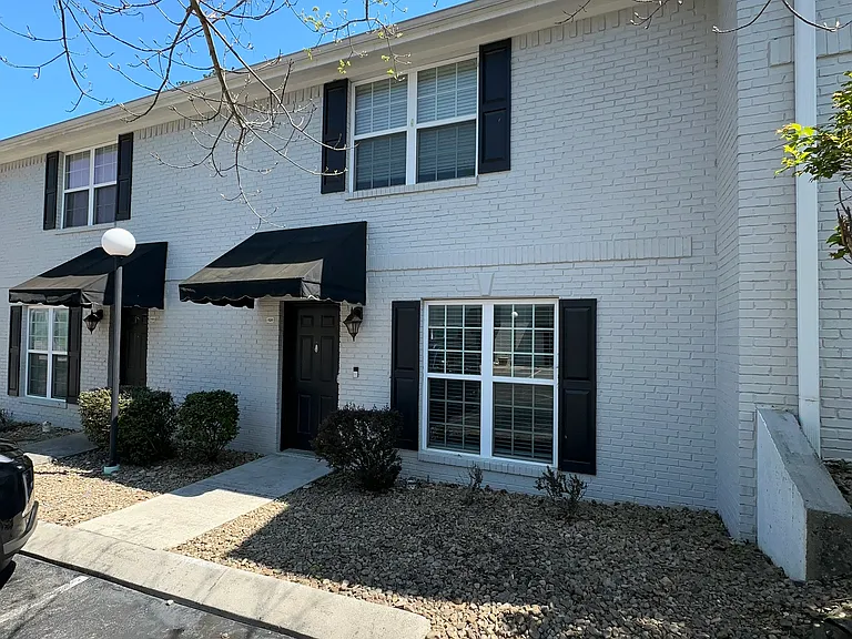 1126 Maple Tree Ln — Photo 1