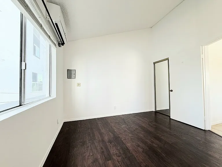 1343 W 36th St #4 — Photo 9