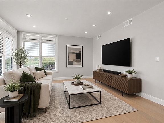 4th image of 11 Oak Grove Ter #303