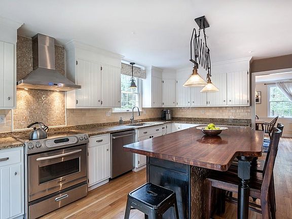 5th image of 226 Mayflower St