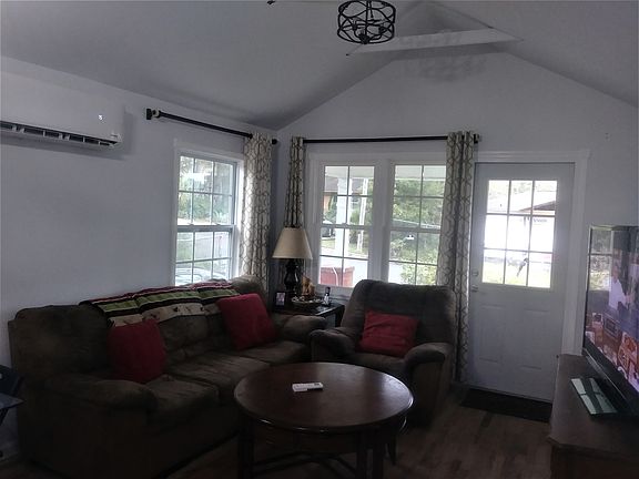 4th image of 839 Brewer St