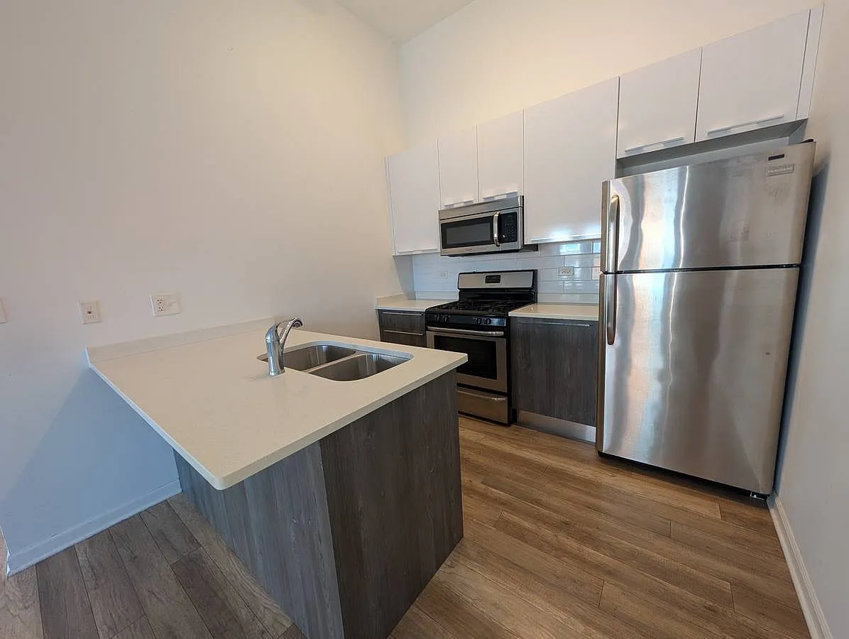 3 bed, $3,000 — Photo 2
