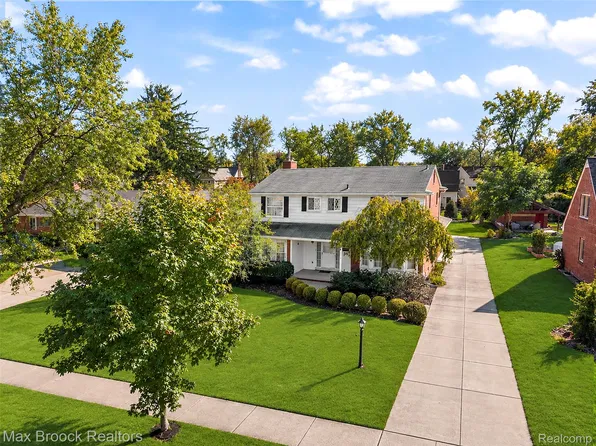 18385 Warwick Dr, Beverly Hills, MI 48025
