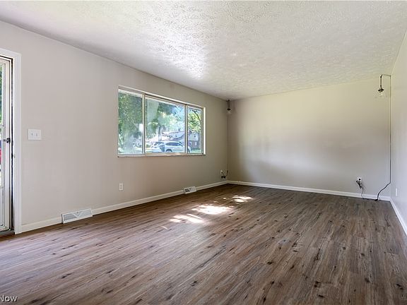 2nd image of 2992 Walbridge Dr