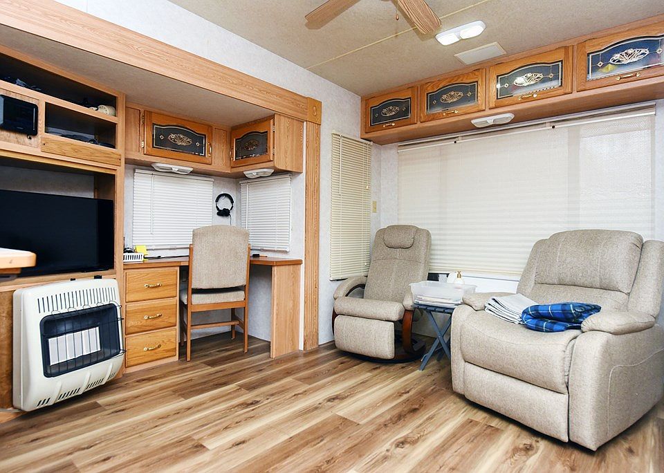 37th image of 1091 Creekside Dr