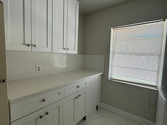 4th image of 122 SE 5th Ave APT B