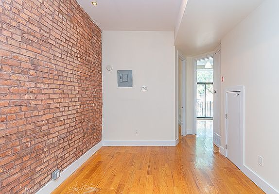 4th image of 940 Lafayette Ave #2A