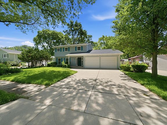 2nd image of 1520 Crestwood Ct