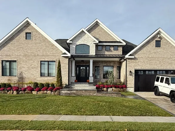 10 SKYLARK Road, Massapequa Park, NY 11762