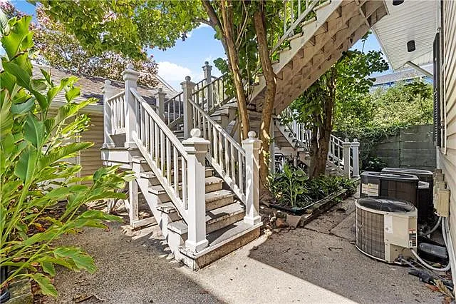 1 bed, 1.0 bath, 933 sqft, $1,600 — Photo 2