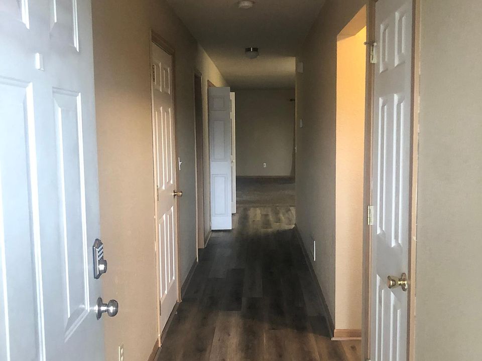 2nd image of 600 NW Woodbury Dr