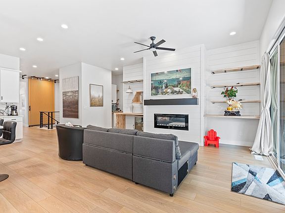 4th image of 837 S Finley Cir
