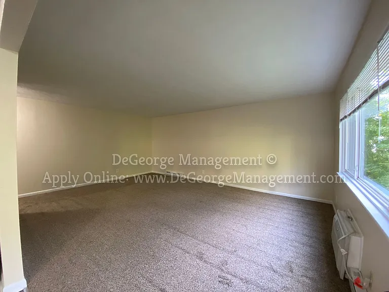 Woodside Court Apartments — Photo 24