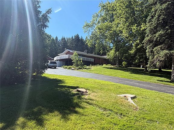 2nd image of 10 Pine Tree Cir