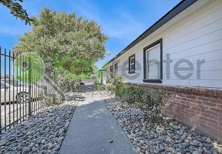 1065 Santiago Ave #6 — Photo 21