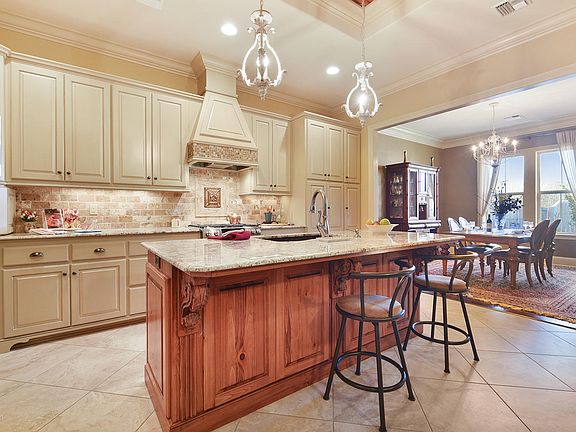 3rd image of 313 Dunvegan Ct
