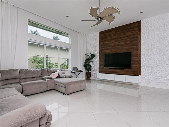 3rd image of 8319-43 Coral Springs Dr