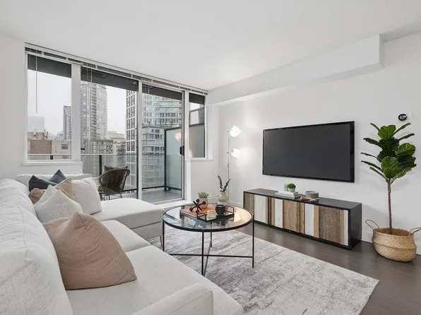 1325 Rolston St #902, Vancouver, BC V6B 0M2