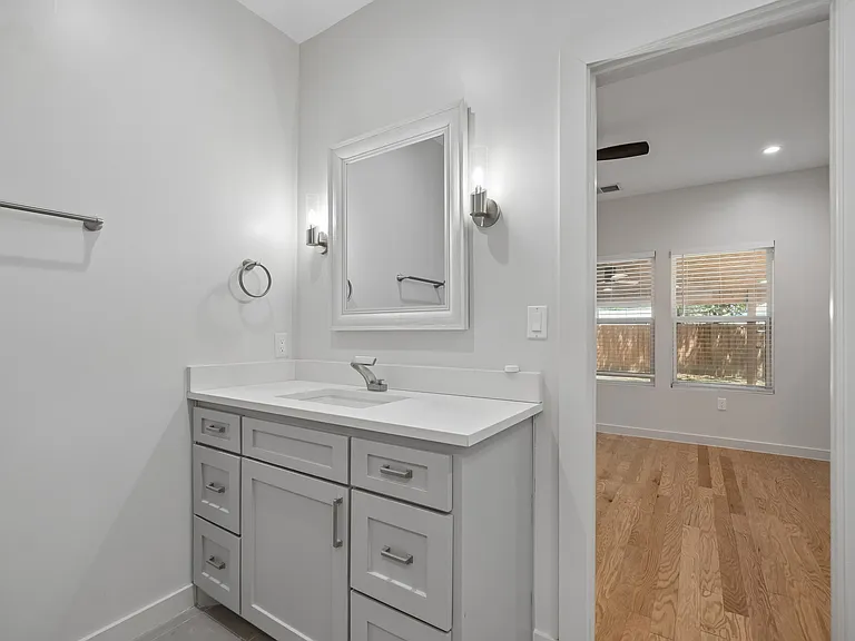 710 N Madison Ave — Photo 11