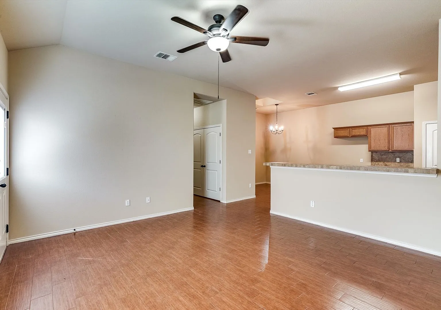 Available Now! Beautiful 3 Bedroom Townhome Located In Georgetown, Tx! — Photo 3