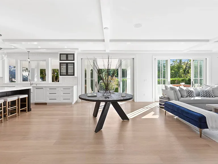8 Greenway Dr — Photo 3