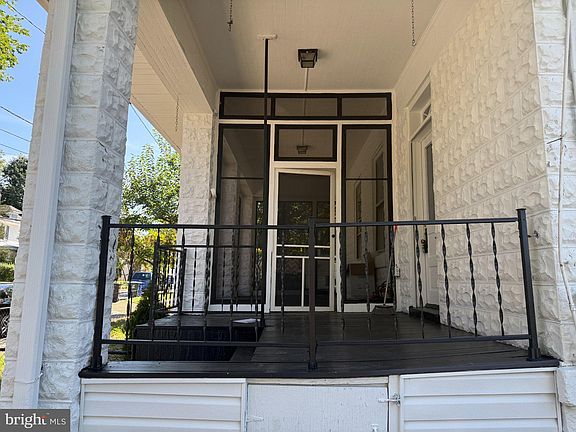 4th image of 924 N Irving St