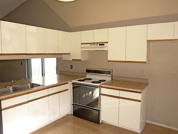 3rd image of 15 Hawthorne Ln