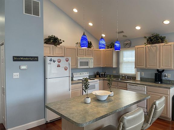 4th image of 1649 Asbury Ave #2