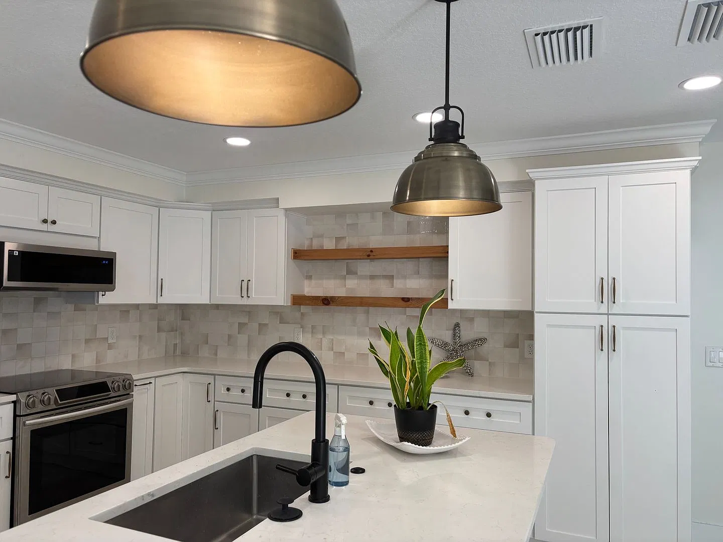 Beautiful Updated Townhome — Photo 4
