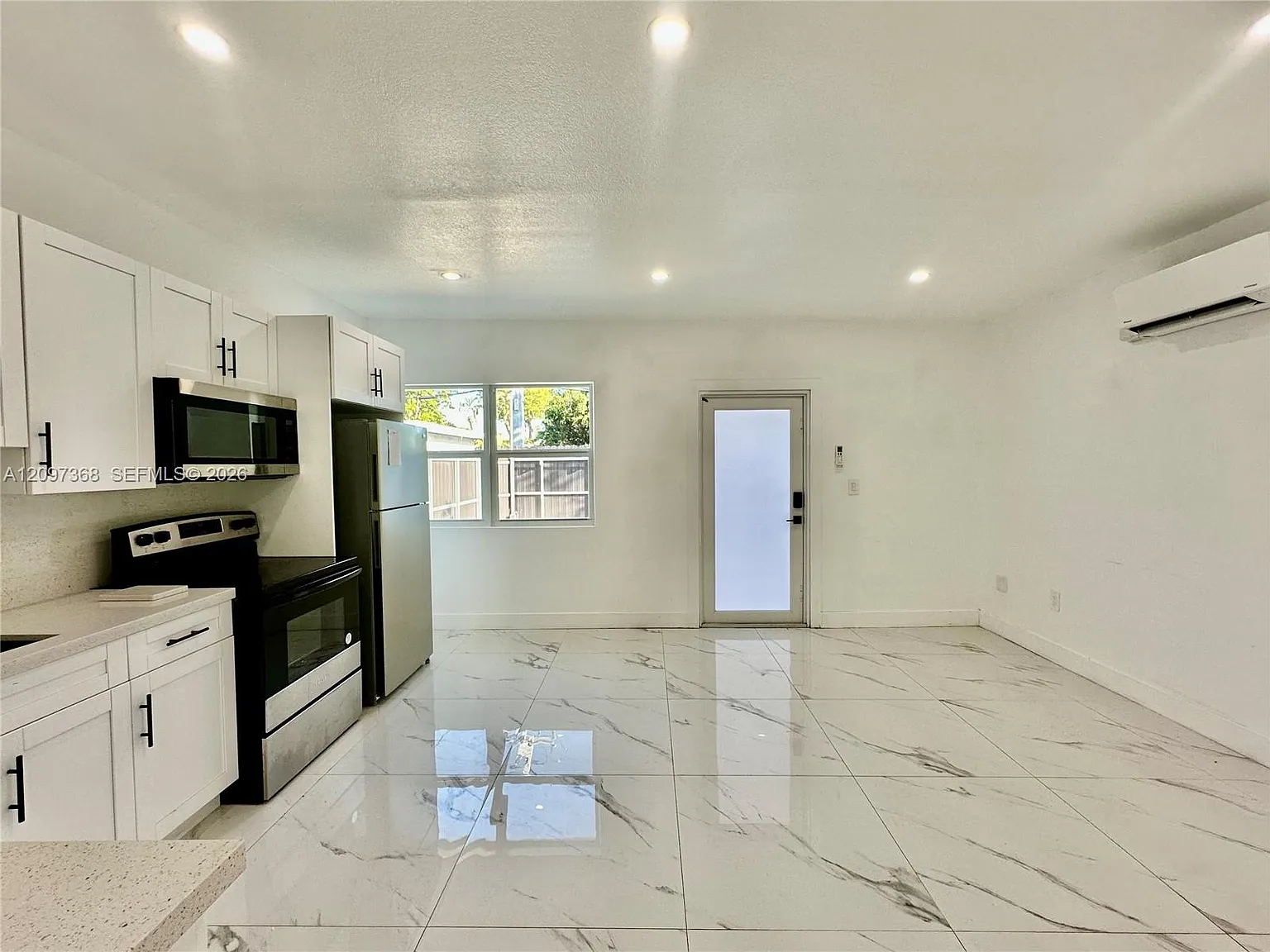 1 bed, 1.0 bath, 3241 sqft, $2,000 — Photo 2