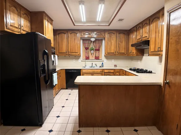 2806 Harpers Ferry Ln, Garland, TX 75043