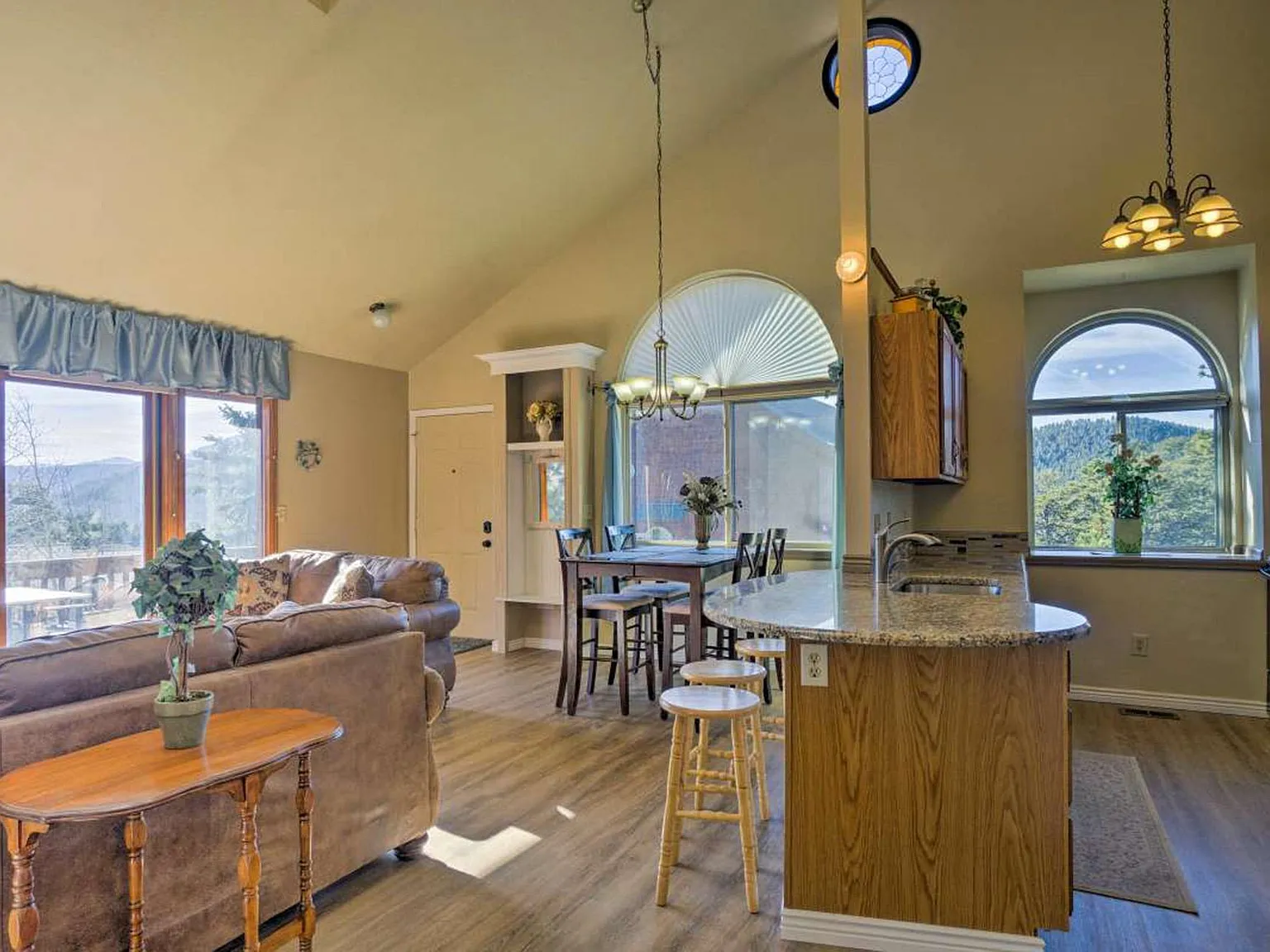 2 bed, 1500 sqft, $2,400 — Photo 4