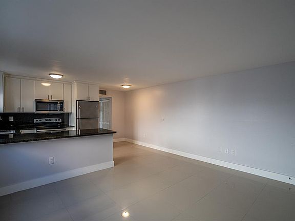 5th image of 1986 Biarritz Dr #201-1986-2