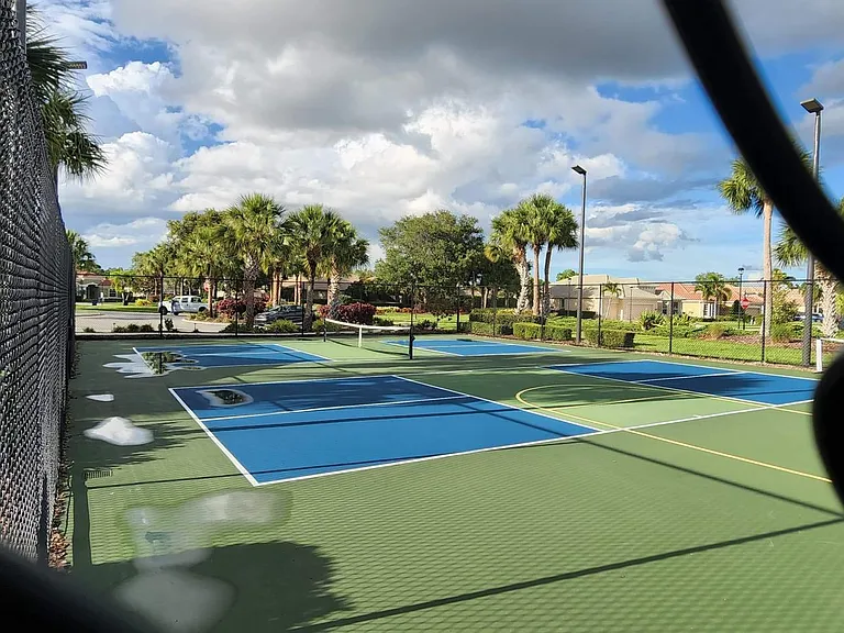community pickle ball courts