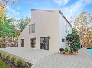 9 Deep View Ct, Wainscott, NY 11975