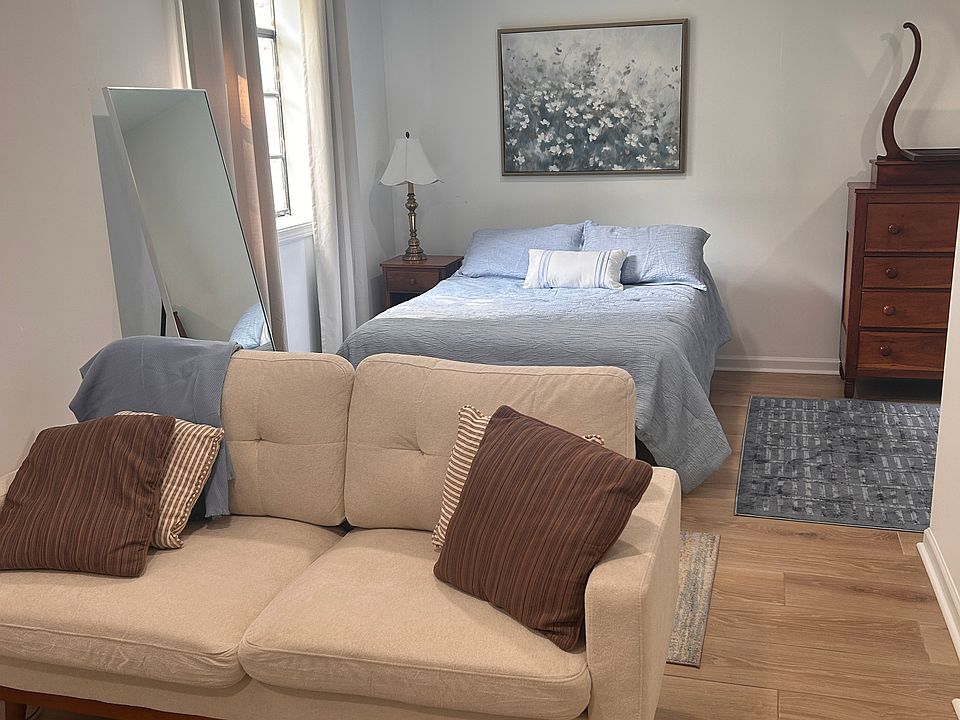 Combined bedroom and lounge area
