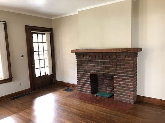 4th image of 833 College Ave