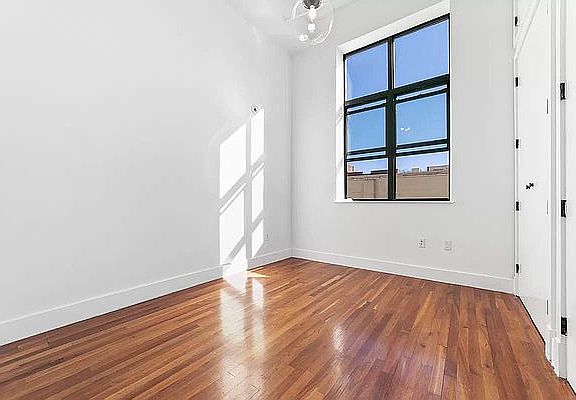 4th image of 160 Bainbridge St #409