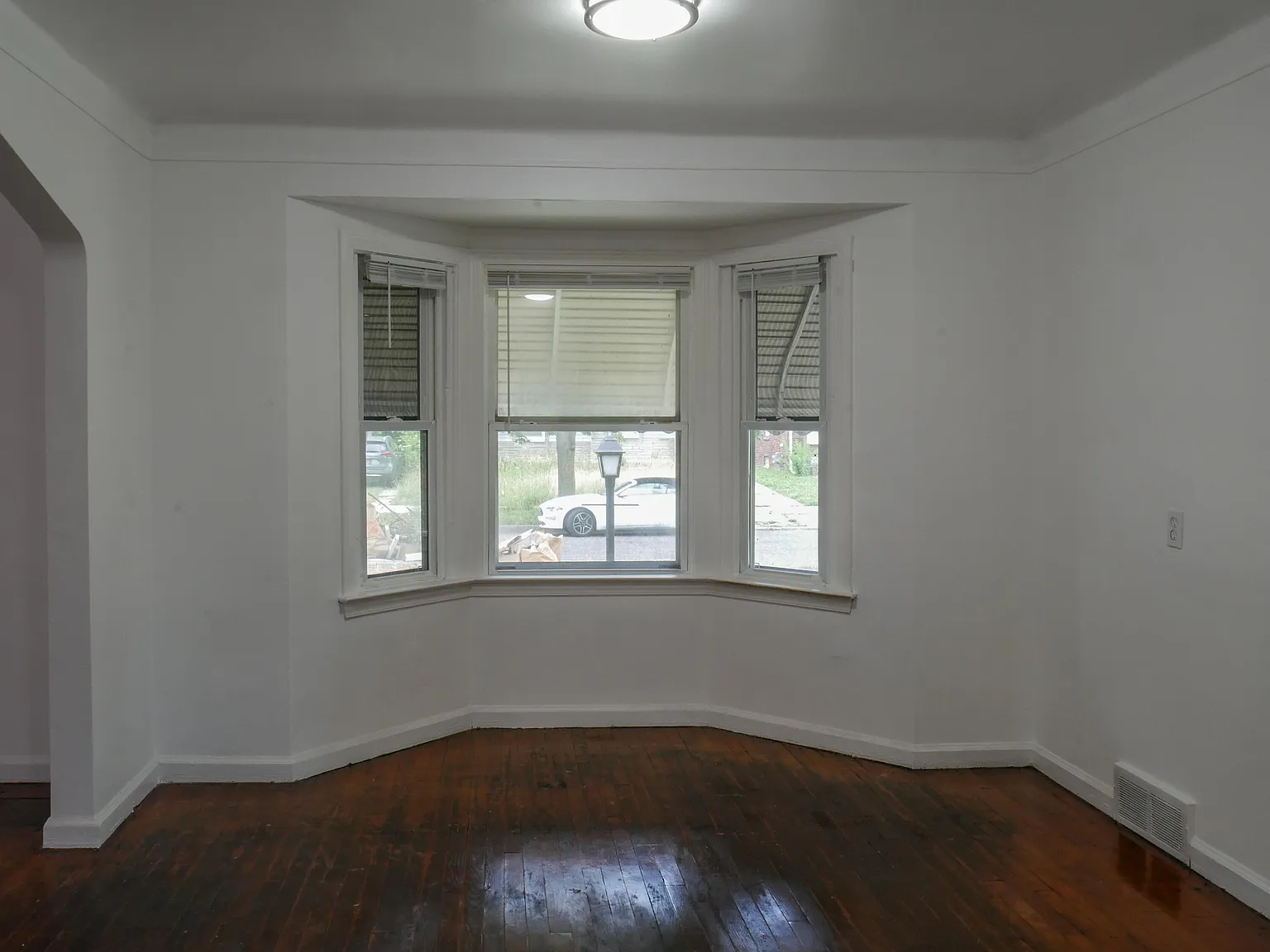 3 bed, 1.0 bath, 1140 sqft, $1,350 — Photo 4