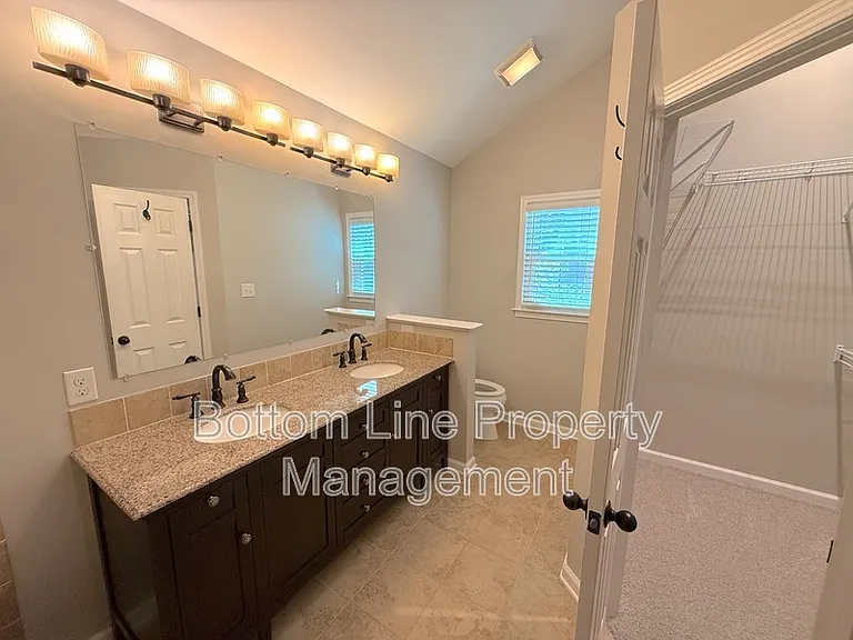 2321 Heathershire Ln — Photo 21